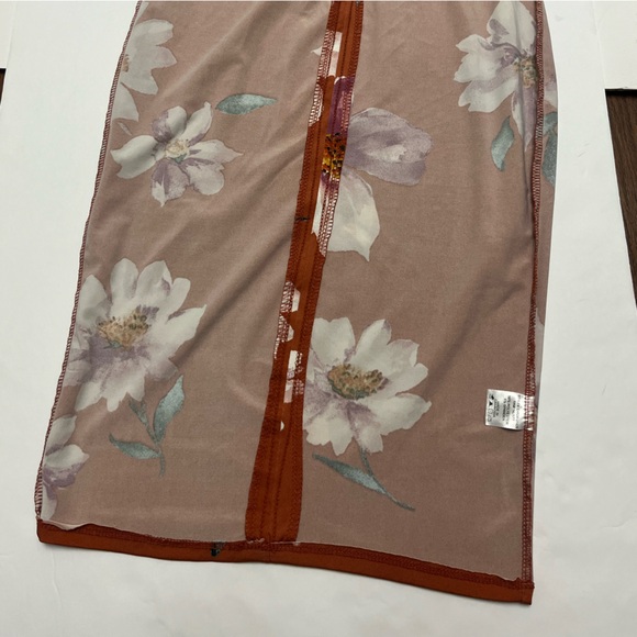 โฅ๏ธ FREE with any purchase ๐๐ฝ Iris โ๏ธ๐โ๏ธ gorgeous floral bodycon midi dress - Picture 10 of 13